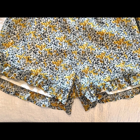 Francesca’s Miami Gold Floral Romper - Picture 5 of 6